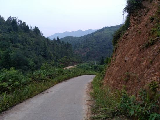 进村山路