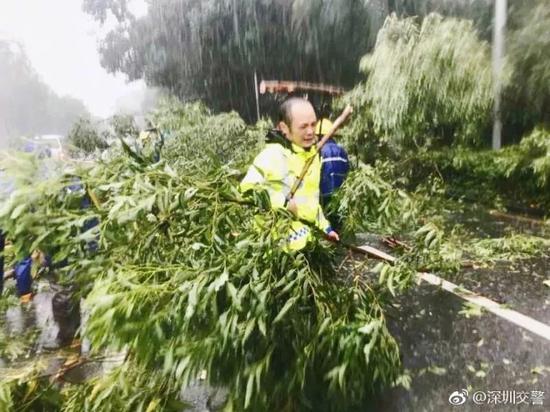台风来袭港珠澳大桥顶住16级风 感谢逆风而行的人