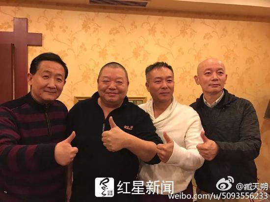▲2017年，臧天朔和老友梁天、谢园、葛优的合影   图据臧天朔微博