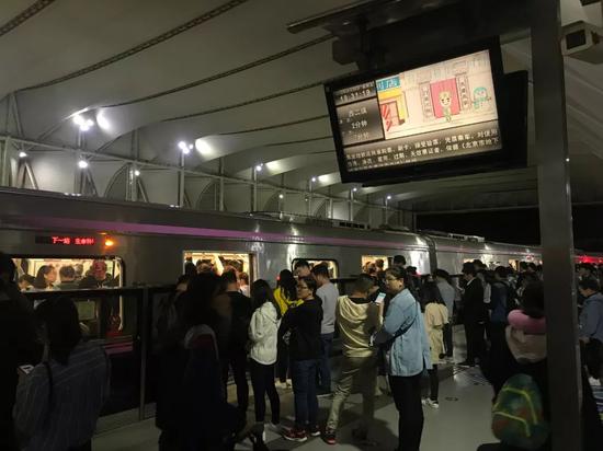 傍晚19：30分，西二旗地铁站挤满下班的人们。新京报记者秦宽 摄