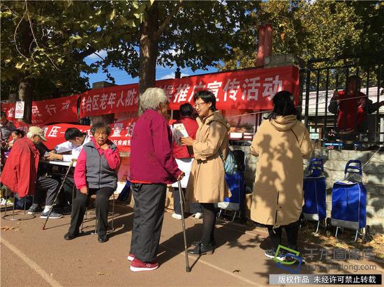 10月9日,北京市丰台区疾控中心举办全国高血压日主题宣传活动。图为活动现场。千龙网记者 欧阳晓娟摄