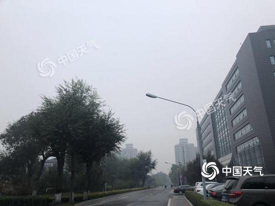 今晨，北京海淀区，天空云量较多，大气能见度不佳。