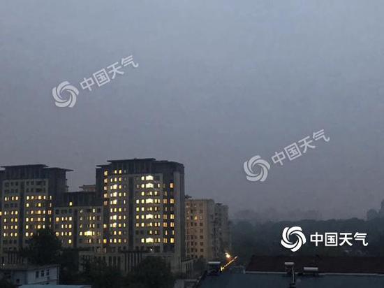 今晨,北京海淀区雾气弥漫,能见度不佳。(摄影:赵嫣嫣)