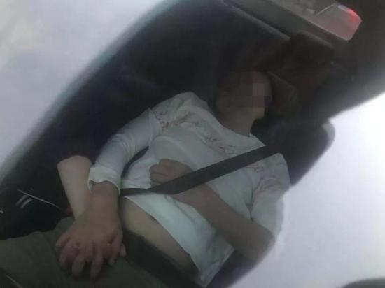 高速路上男女十指紧扣躺车内大睡 男方系醉驾(图)