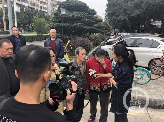 庭审前王欣父母接受媒体采访。摄影/胡磊