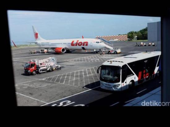 印尼航班坠毁 搜救船发现飞机残骸和乘客物品(图)