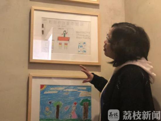 (兰老师家中挂着孩子们送给她的画)