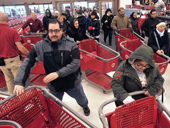 11月23日，在美国普莱恩维尔，人们涌入商场购物。欧美各国23日迎来一年一度的“黑色星期五”购物节。（新华/美联）
