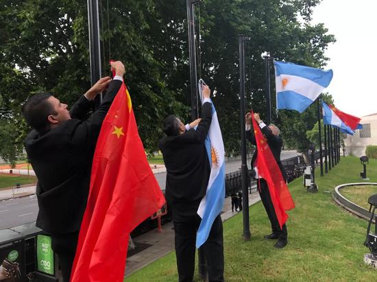 △习近平的专机抵达前几个小时,工作人员在中国代表团下榻酒店悬挂两国国旗。(央视记者罗小光拍摄)