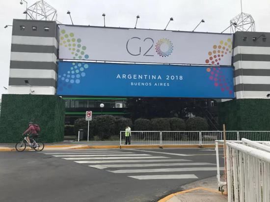 △这里是峰会主会场 Costa Salguero Center的门口。这里也是阿根廷举办各类大型展销会的地方。(央视记者拍摄)