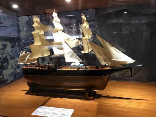 △1854年,705名中国劳工由这艘“海巫号”帆船运到巴拿马,参与运河辅助工程——沿海铁路的修建。(央视记者谢晓光拍摄)