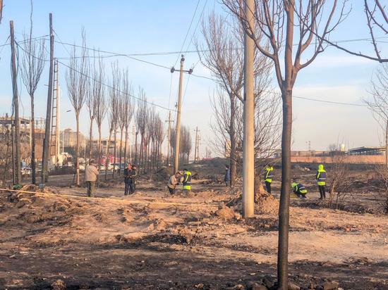 11月28日下午5点, 警戒线内还有几名司机驻足。实习生侯轶 摄
