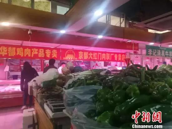 资料图:北京丰台一家菜市场里的肉食区。 谢艺观 摄