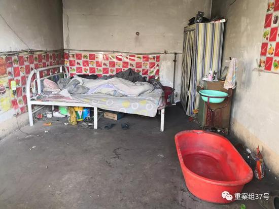 　▲百吉矿业边上的大寨村，24岁的遇难矿工程成租住的房间。       新京报记者 王飞 摄