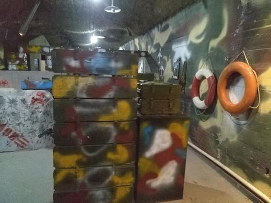 军事酒吧是建造在废弃的防空洞当中的(图为“弹药箱”)