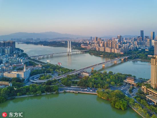 　惠州东江上的合生大桥与惠州大桥。图片来源：东方IC