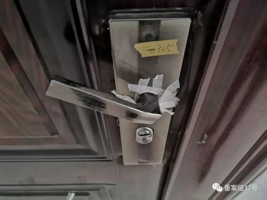 ▲邹女士家门的门把手被损坏。 新京报记者 黄启鹏 摄