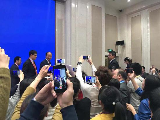 易会满履新满月 说火山口味道