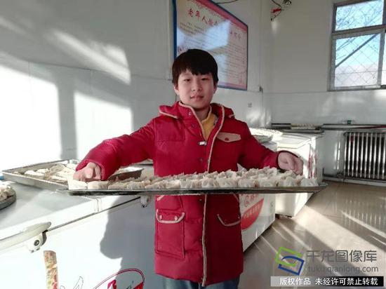 长辛店一小学学生为老人们包饺子。学校供图。