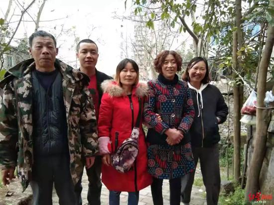 小丽(中)和家人团聚