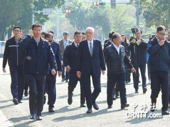 中国国民党主席吴敦义12日一早率众,前往“国父纪念馆”向孙中山铜像献花致意。(中评社 张嘉文摄)