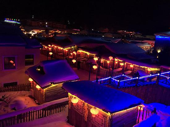 棒槌山观光栈道夜景,导游展示了一张类似照片