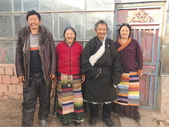 图为罗吉老人(右二)与家人合影。 王利均 本报记者 谢伟 摄