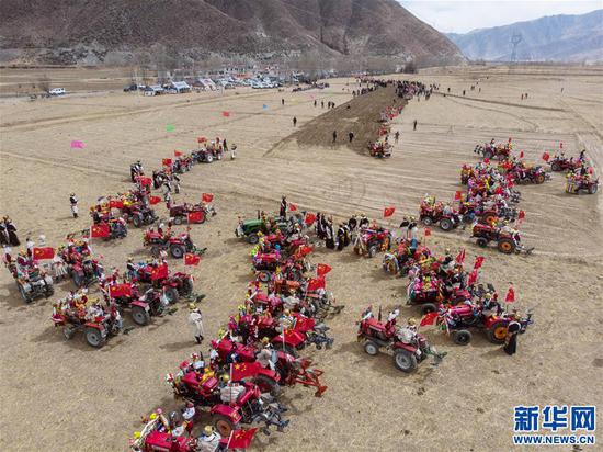 3月16日在拉萨市达孜区唐嘎乡拍摄的开耕仪式现场(无人机拍摄)。新华社发(孙非 摄)