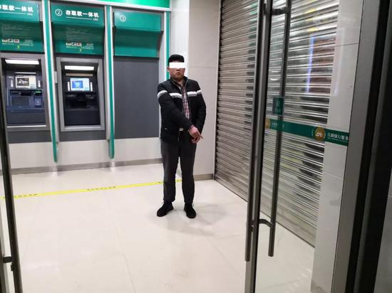 男子在银行柜员机房扑向少女 监控传来一声怒吼