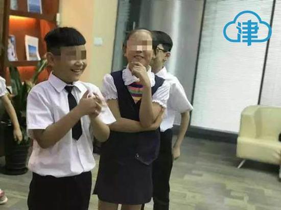 (叶某某在银行参加课外活动)
