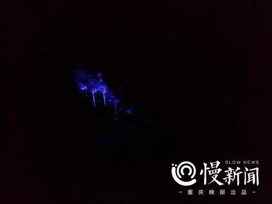 ▲嫌疑人清洗过的血迹,法医喷洒一种试剂,隐血会重新浮现出来,幽幽蓝光是死者的血,也是犯罪的铁证