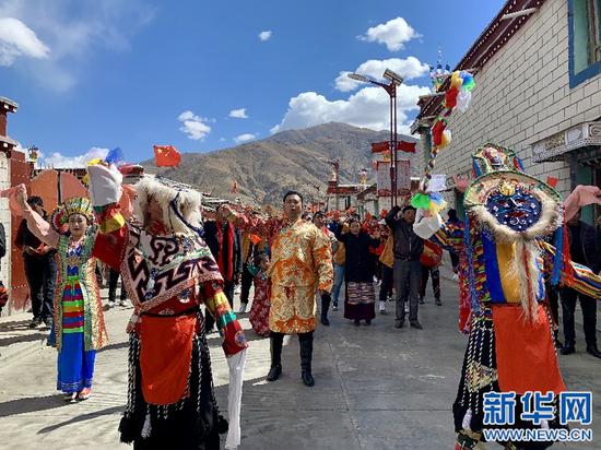 国家级藏戏传承人班典旺久(中)。新华网 达珍 摄