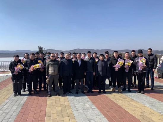 四代弟子二十余人给师胜杰上坟后团体合影