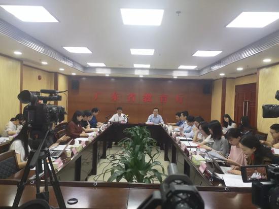 择业期政策新闻通气会