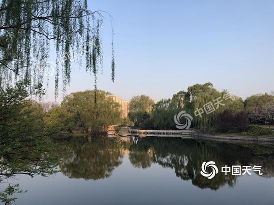 今晨北京气候晴朗,阳光重现。(图/王晓)