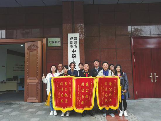 当事人向承办法官表达感谢并送上锦旗。