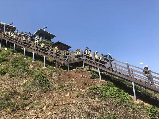  ��������ɫ���ĵ��ο��ڵ��δ����½��롰�Ǿ�������ƽ֮·���������»������½���