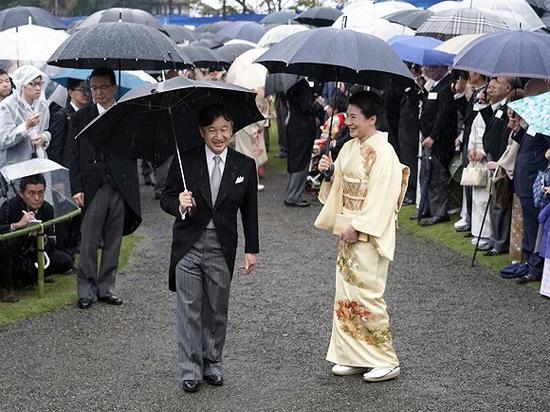 新天皇：牛津海归曾勇敢护妻 要求正确传递历史