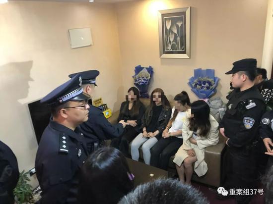 ▲5月6日晚,御馨缘足疗店内,4名工作人员被警方带走调查。新京报记者 游天燚 摄