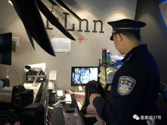 ▲5月6日晚,贵阳警方查看丽影酒店的监控录像并发现涉黄团伙嫌疑人的身影。新京报记者 游天燚 摄