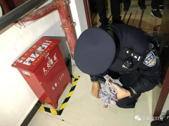 ▲5月6日晚,执法人员在酒店区域内的灭火器箱内查获数百张招嫖卡片。新京报记者 游天燚 摄。