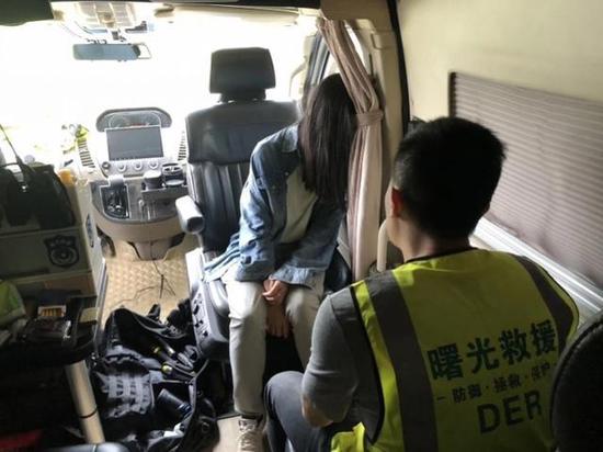 找到遗体后,妹妹情绪崩溃 图据网络