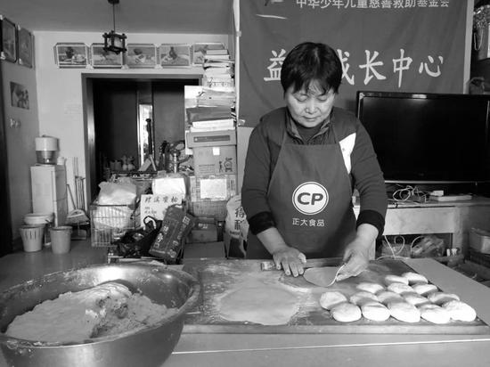 何江萍给孩子们包饺子