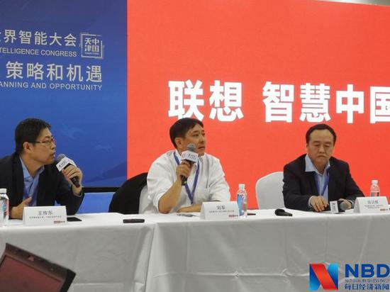 联想集团执行副总裁兼中国区总裁刘军(中) 图片来源:每经记者 李少婷 摄