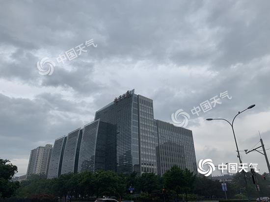今天早晨,北京天空阴沉,体感较寒凉。