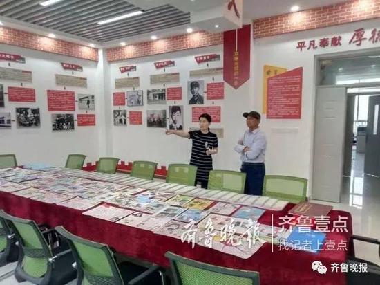 (李颖向李成华介绍学校情况)