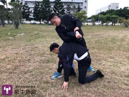 安全员赵文辉(右)