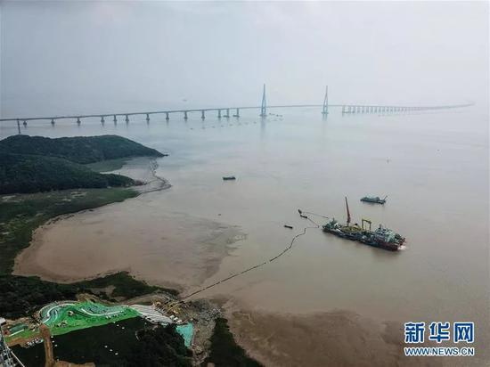 ▲海纜施工船的遠處是舟山跨海大橋。