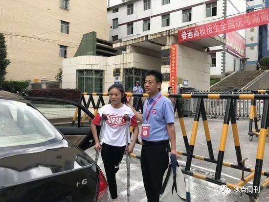 8位出租司机免费接送一年多后 截肢女孩走进考场