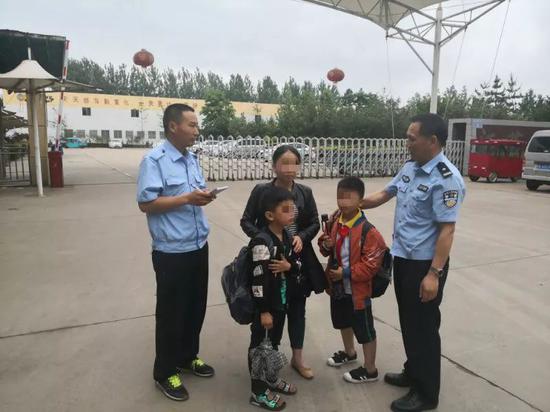 (图 民警将兄弟俩送到他们妈妈身边)